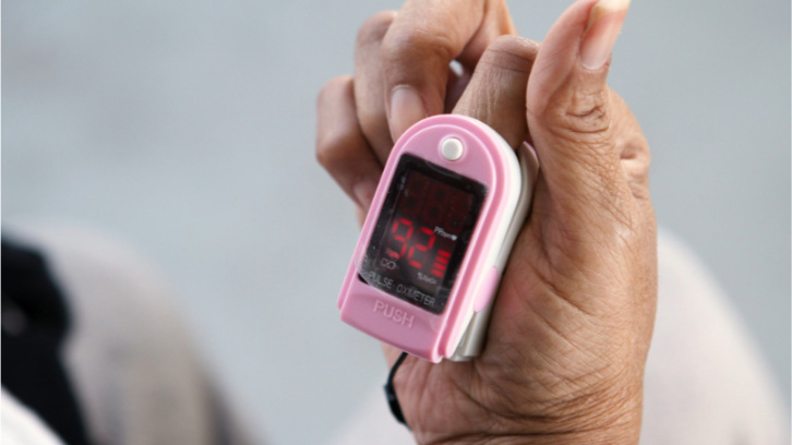 woman-using-a-pulse-oximeter