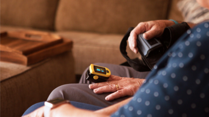 pulmonary-fibrosis-patient-and-caregiver-with-a-pulse-oximeter