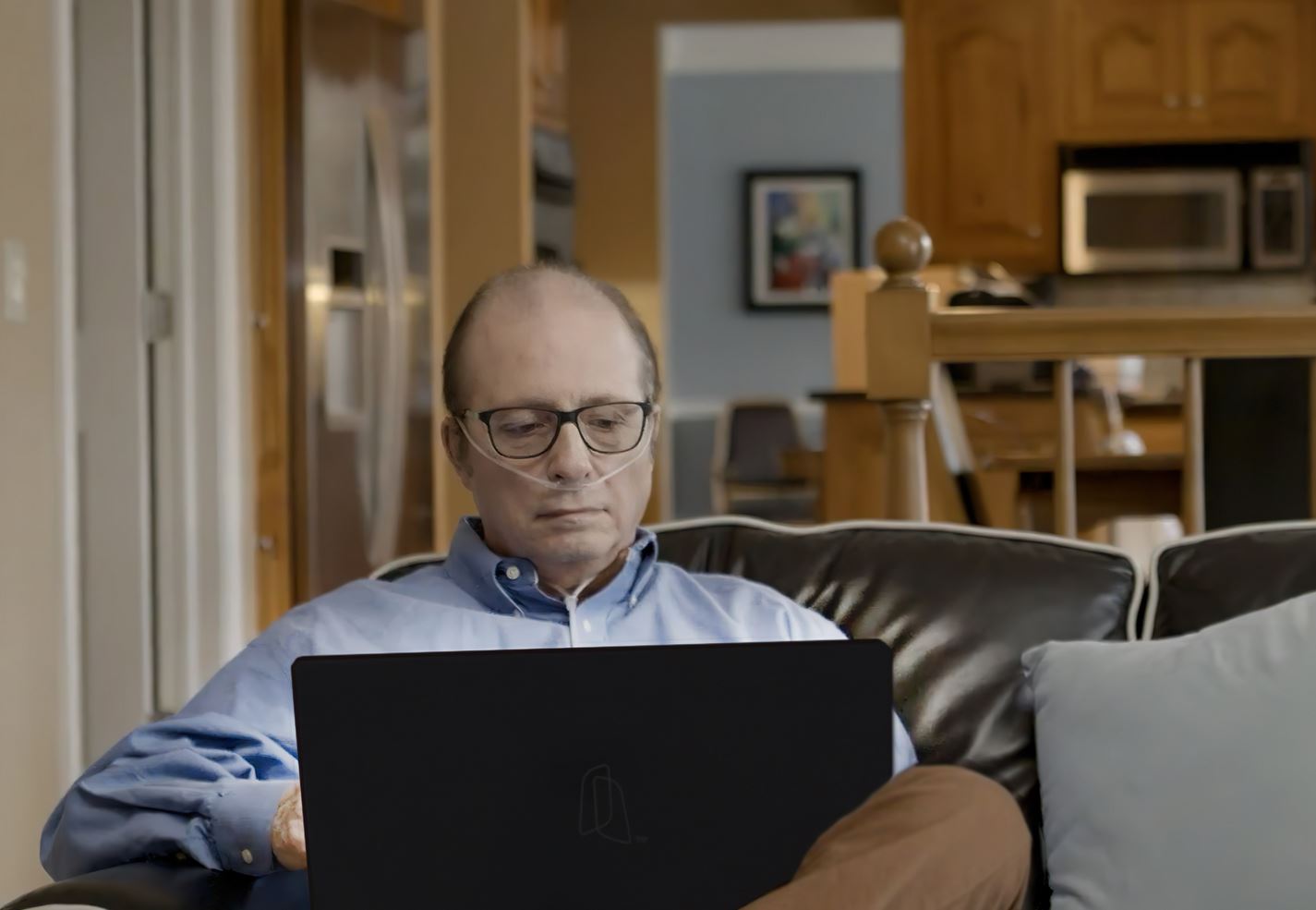 man-with-oxygen-on-laptop