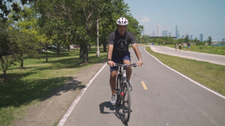 pulmonary-fibrosis-patient-riding-a bike-to-stay-healthy